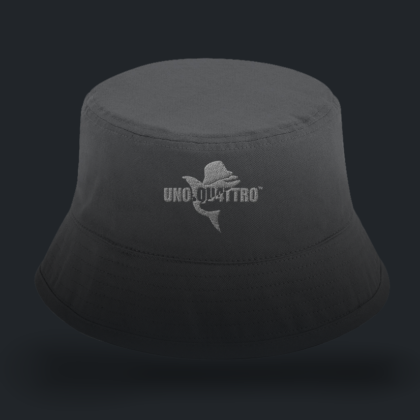 BuCkHaT UNO.QU4TTRO logo bianco cappello