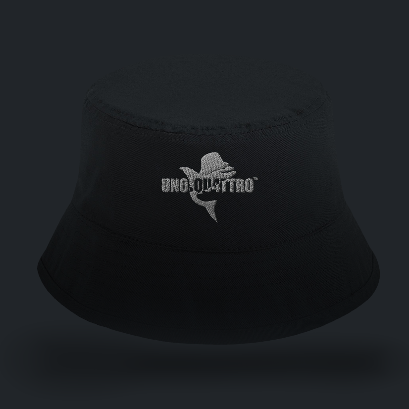 BuCkHaT UNO.QU4TTRO logo bianco cappello